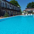 двухуровневый бассейн с подогревом.