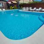 двухуровневый бассейн с подогревом.