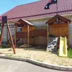 Детская площадка с горкой и качелями на территории отеля.