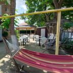 Уютная зона отдыха в тени вековых акаций.