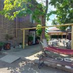 Уютная зона отдыха в тени вековых акаций.