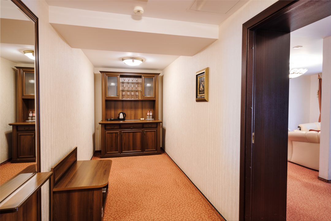 Люкс (Люкс), Отель Смольнинская