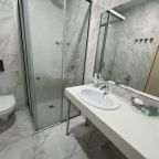 Номер (Улучшенный с балконом 4х-местный), Отель Remvi