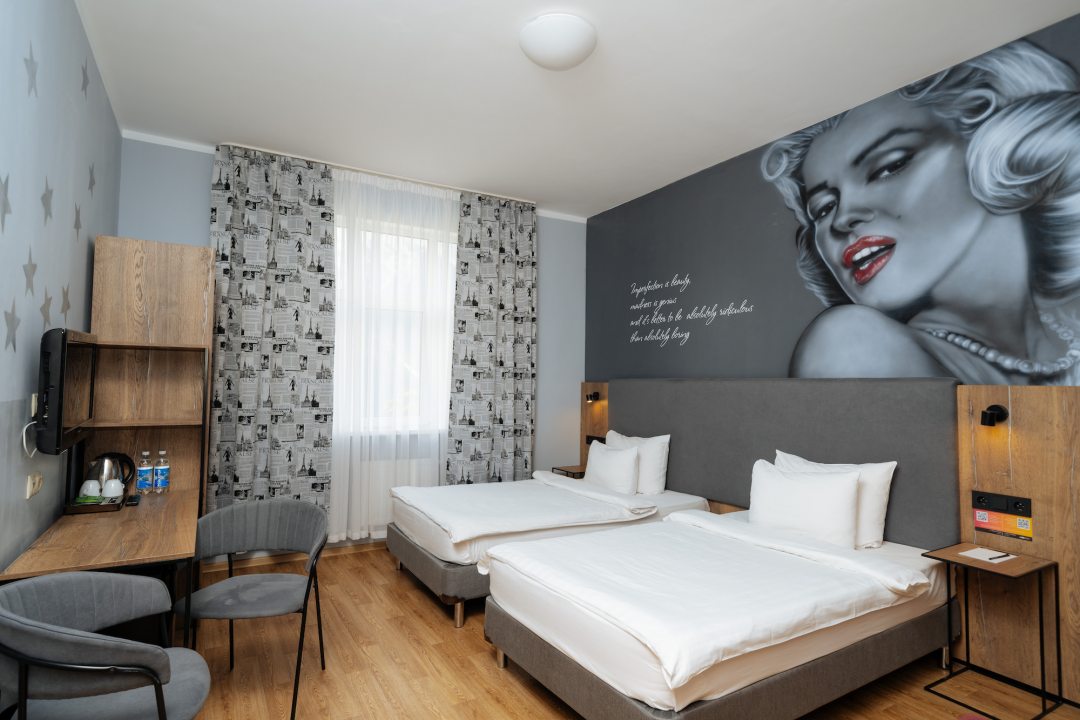 Двухместный (Улучшенный двухместный номер с 2 отдельными кроватями и общей ванной комнатой, вид на горы) отеля AYS Design Роза Хутор