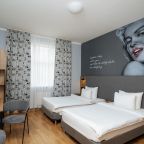 Двухместный (Улучшенный двухместный номер с 2 отдельными кроватями и общей ванной комнатой, вид на горы), Отель AYS Design Роза Хутор