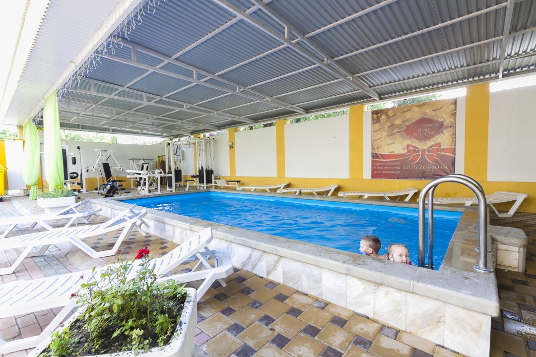 Открытый плавательный бассейн, Гостевой дом Наира