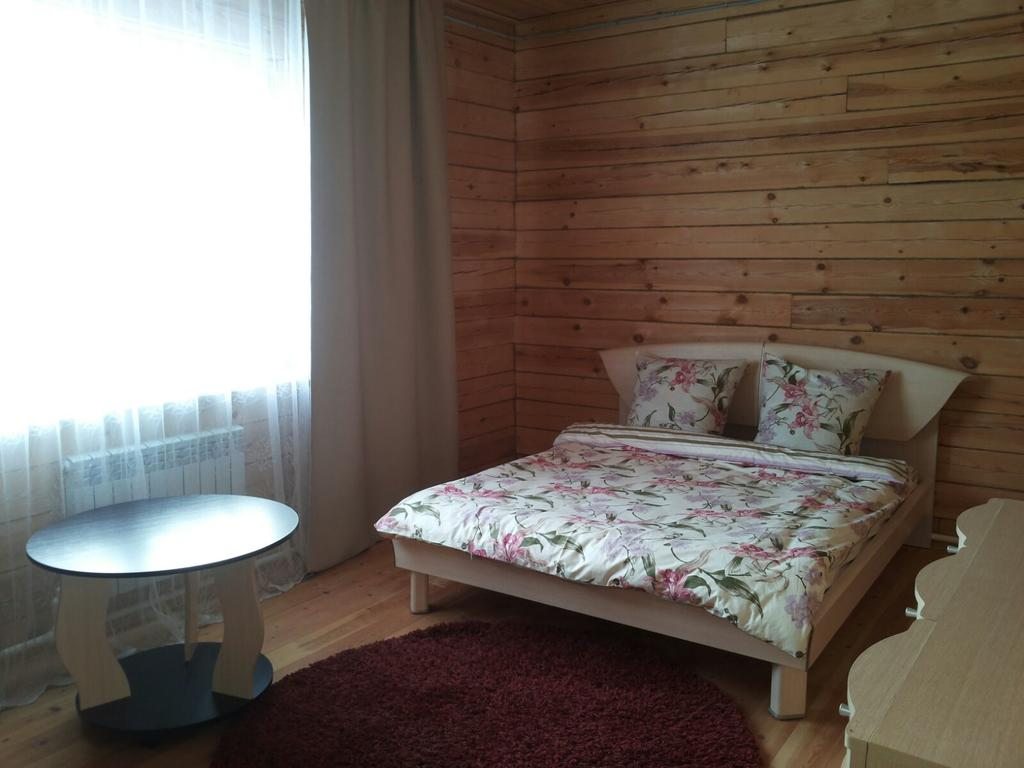 Двухместный (Двухместный номер с 1 двуспальной кроватью и дополнительной кроватью) гостевого дома Избушка, Грановщина