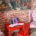 Детский уголок с раскрасками, карандашами и книгами