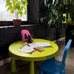 Детский уголок с раскрасками, карандашами и книгами