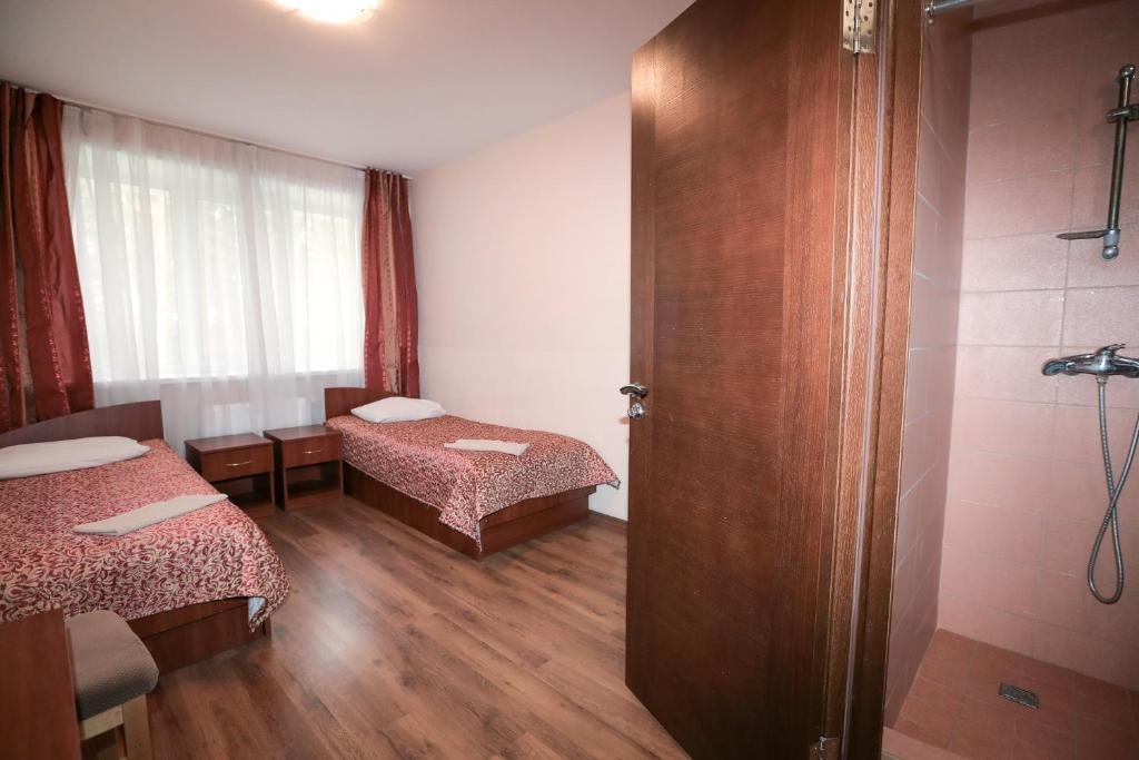Двухместный (Просторный двухместный номер с 2 отдельными кроватями) отеля Физкультурно-спортивная база ФПБ, Ждановичи