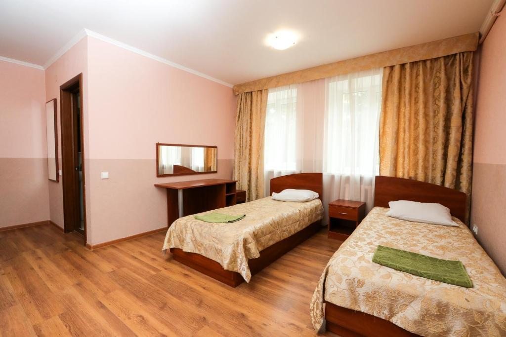 Двухместный (Улучшенный двухместный номер с 2 отдельными кроватями) отеля Физкультурно-спортивная база ФПБ, Ждановичи