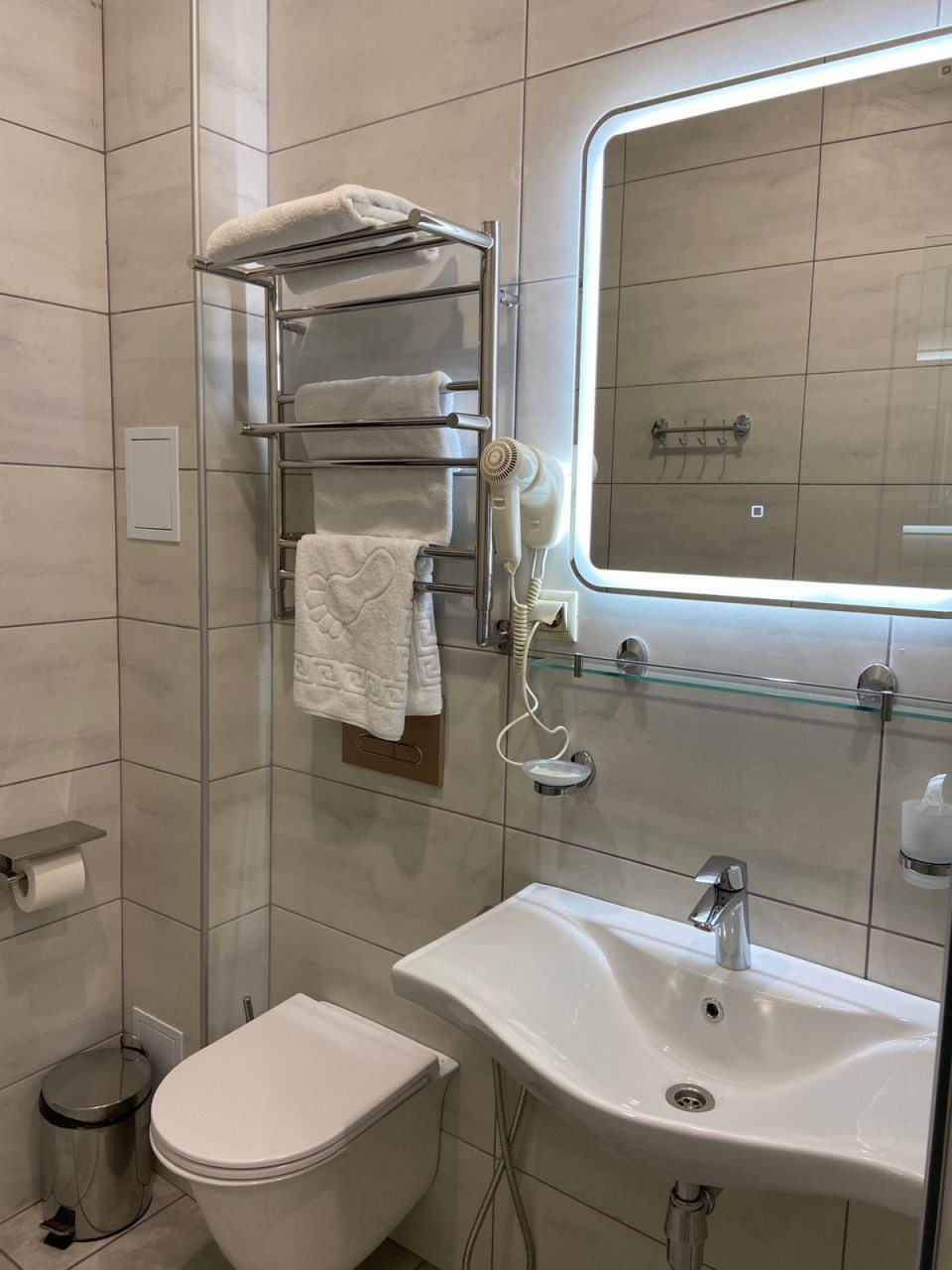 Санузел с гигиеническим душем.