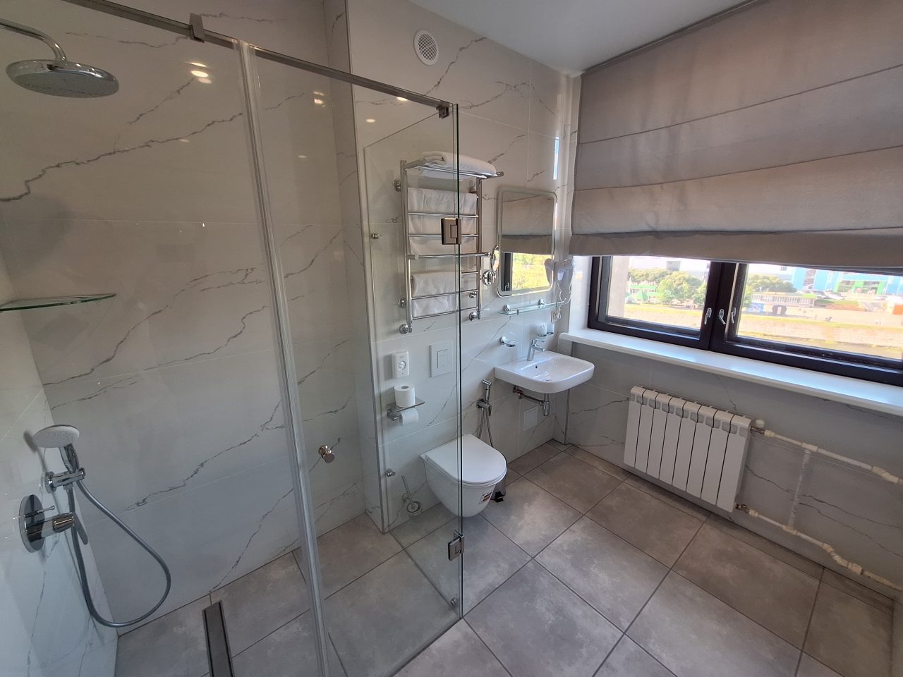 Ванная комната с окном.