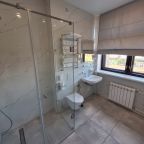 Ванная комната с окном.