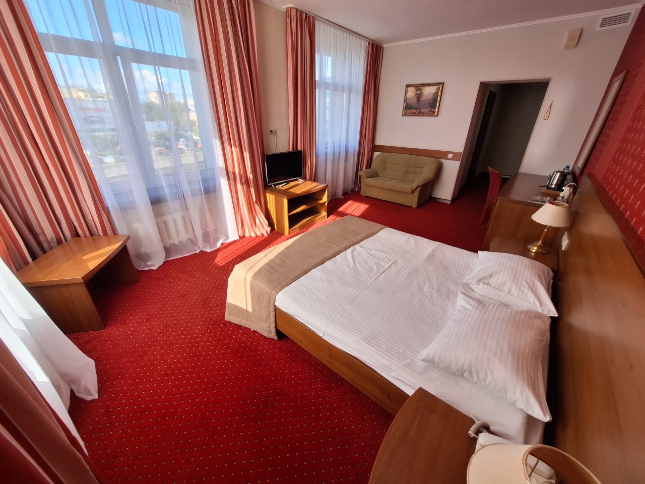 Панорамные окна номера с видом на набережную.