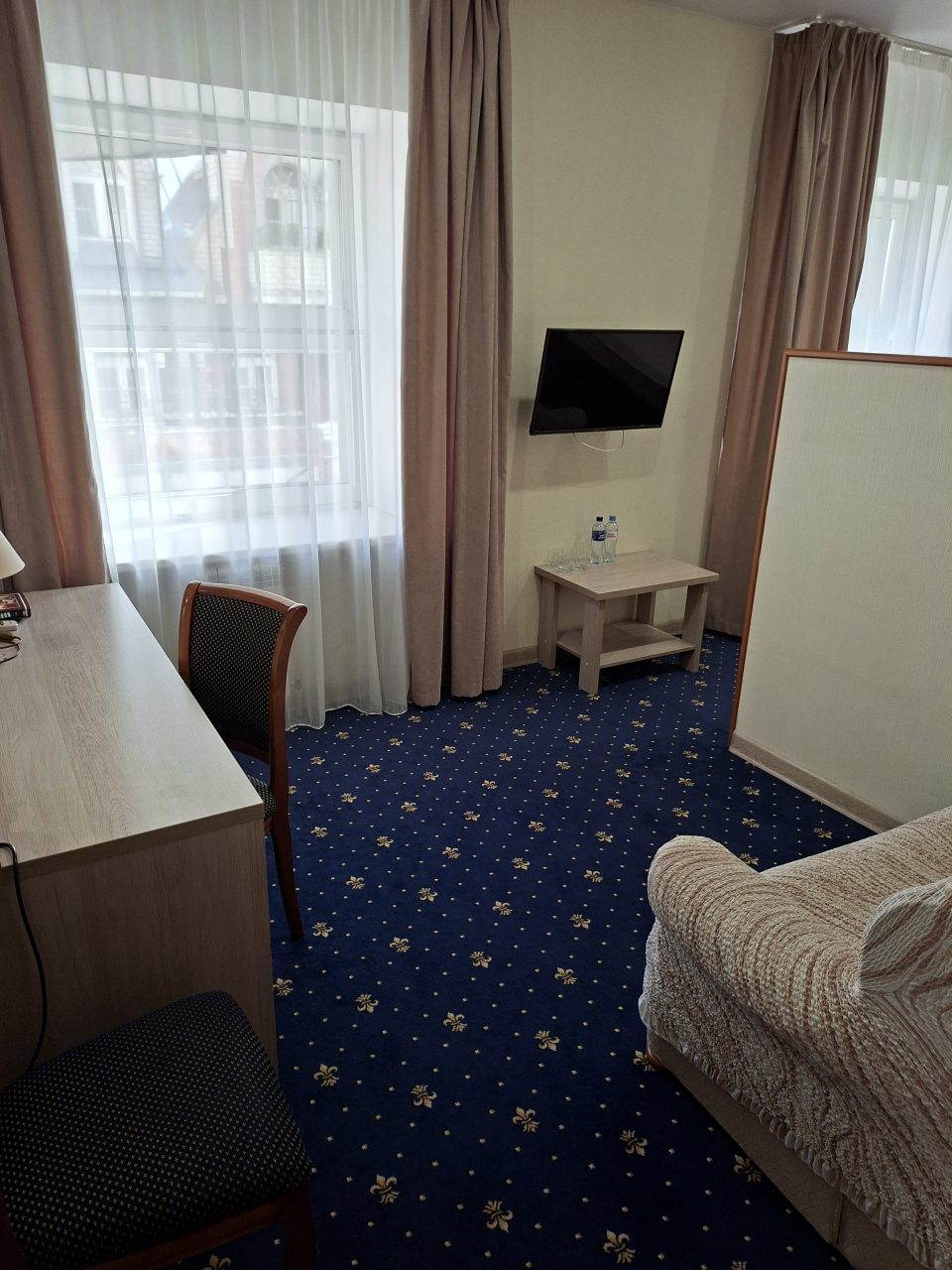 Рабочая зона номера.