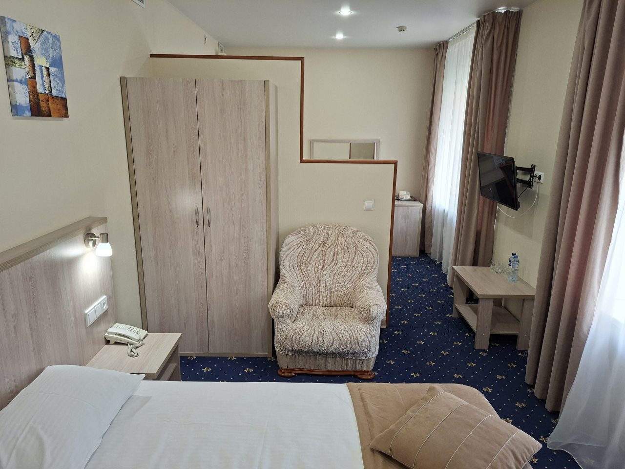 Вид номера из спальной зоны.