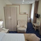 Вид номера из спальной зоны.