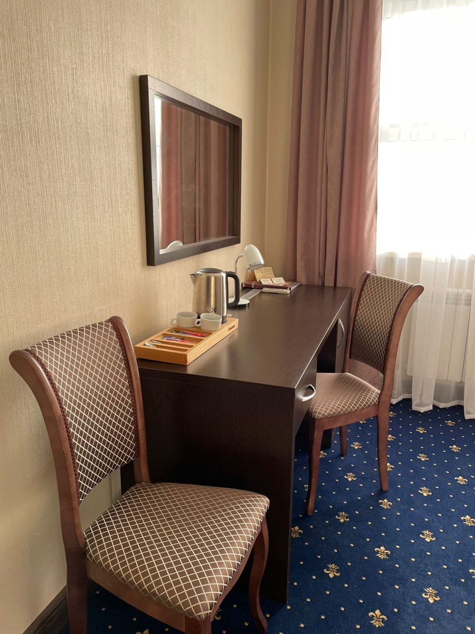 Рабочий стол, чайная станция.