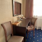 Рабочий стол, чайная станция.