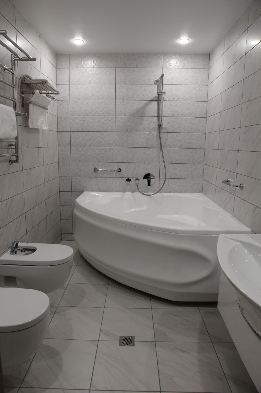 Ванная имеется только в одном номере категории.