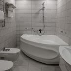 Ванная имеется только в одном номере категории.