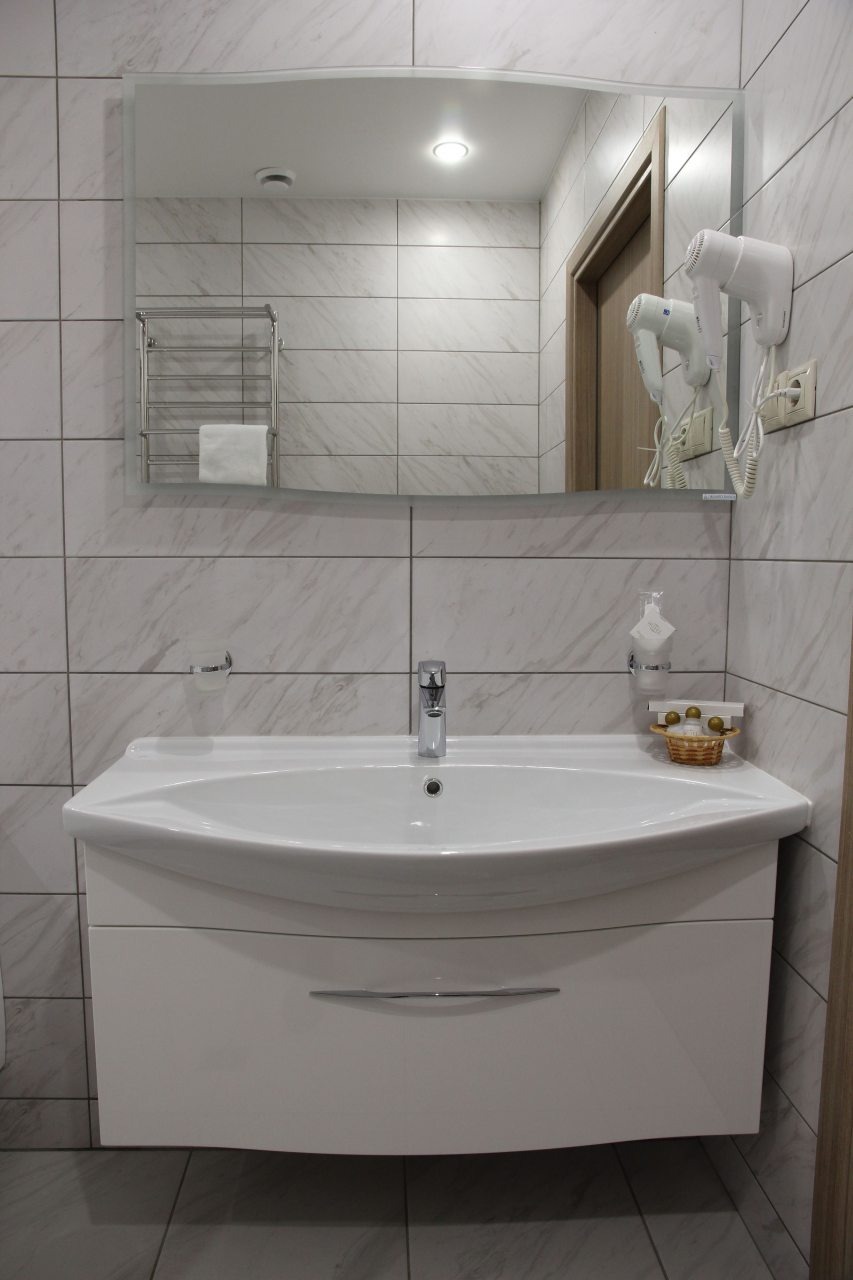 Подвесная инсталляция для умывания.