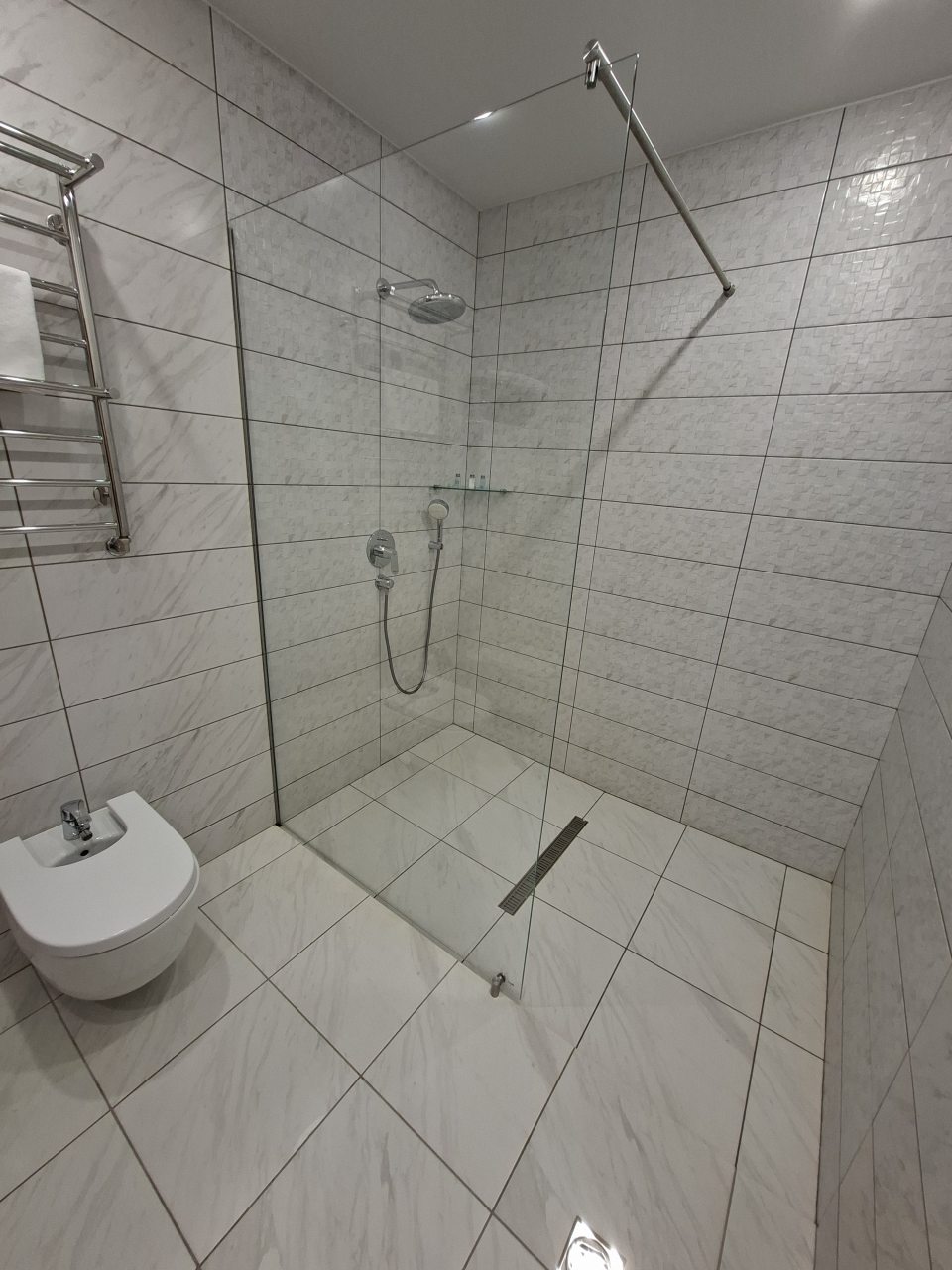 Ванная комната с душем.