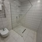 Ванная комната с душем.