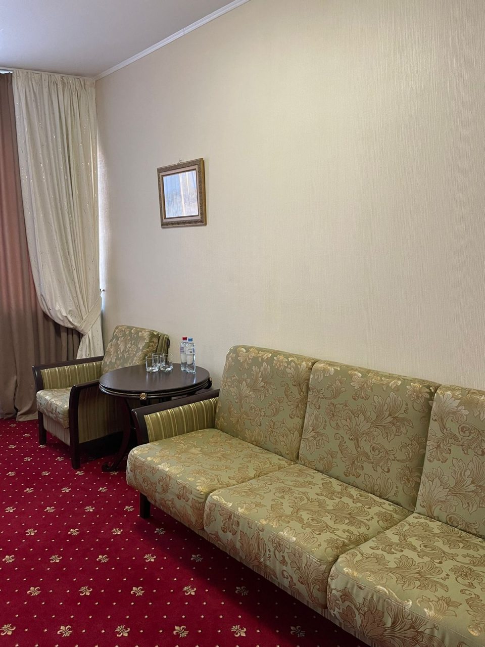 Двуспальный диван и кресло.