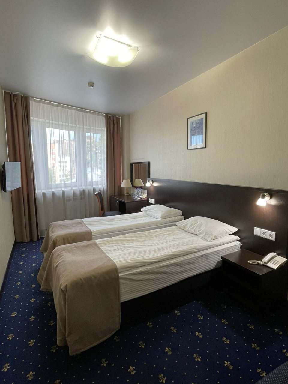 Вид номера с двумя односпальными кроватями.