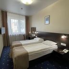 Вид номера с двумя односпальными кроватями.