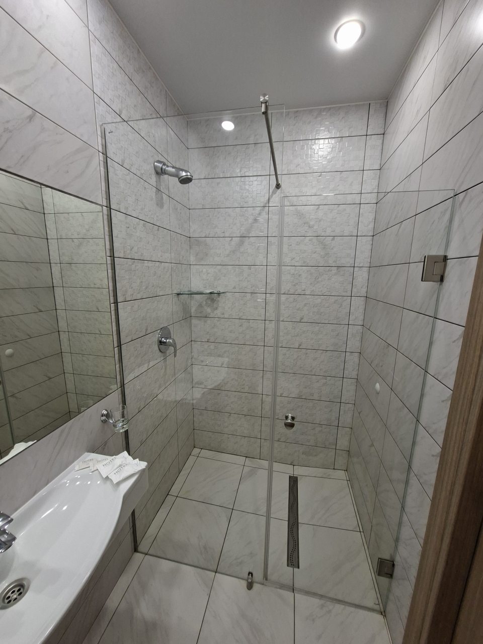 Душевая зона ванной комнаты.