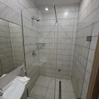 Душевая зона ванной комнаты.