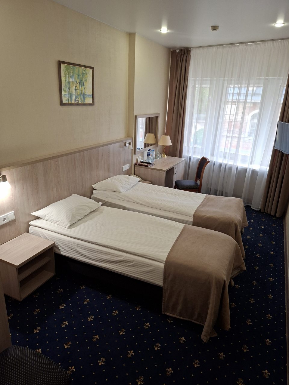 Вид номера с двумя раздельными кроватями.