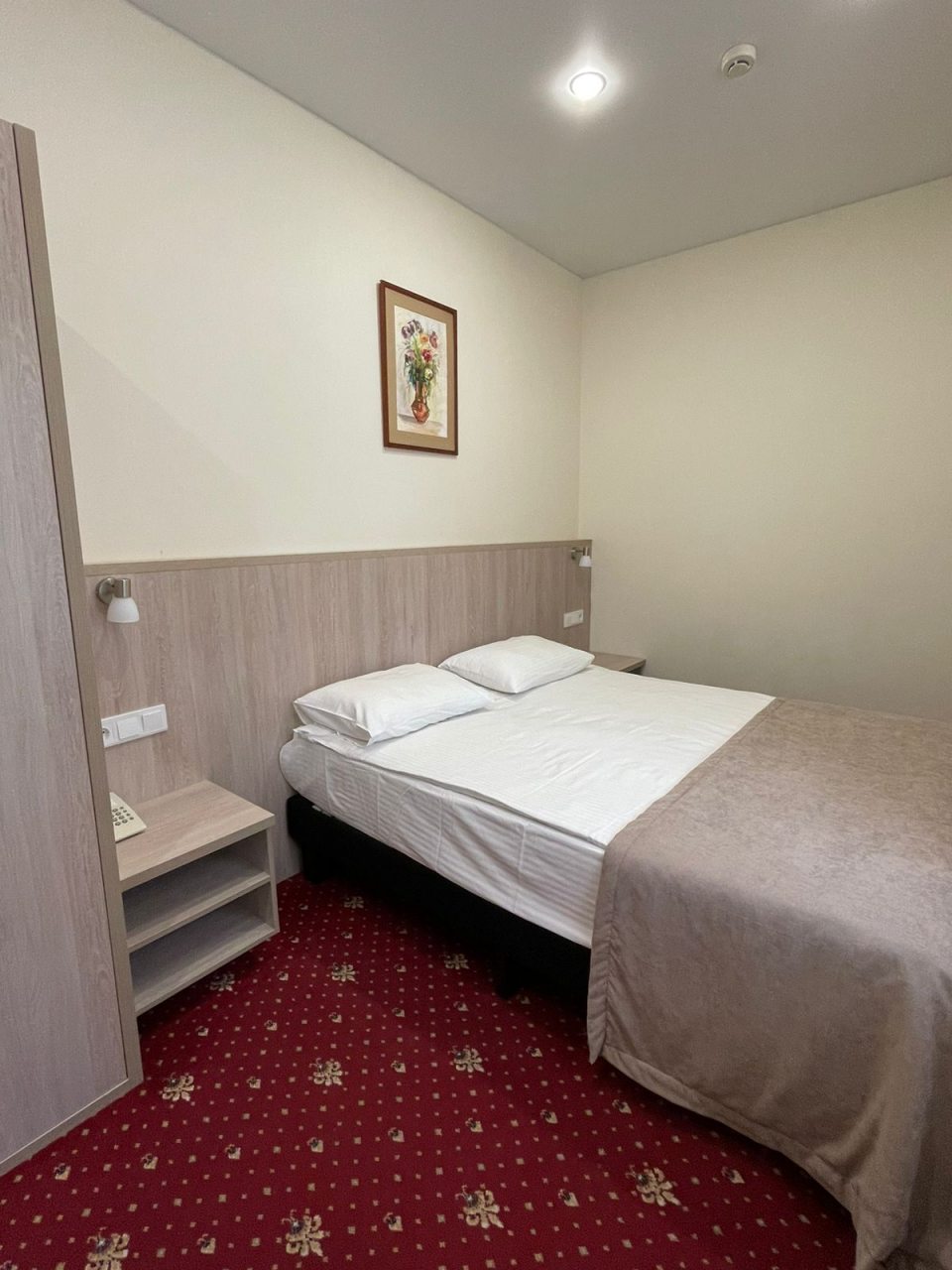 Стандартный номер, вид на спальное место.