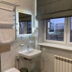 Ванная комната с окном.