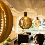 Вид летней террасы ресторана.