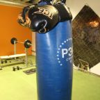 Боксерская груша и перчатки. Из тренажерного зала.