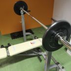 Штанга, зона свободных весов тренажерного зала.