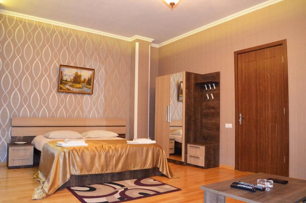 Семейный (Семейный номер с балконом) отеля Бонус, Тбилиси