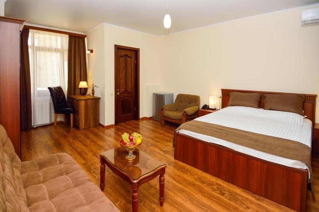 Двухместный (Улучшенный двухместный номер с 1 кроватью) отеля British House, Тбилиси