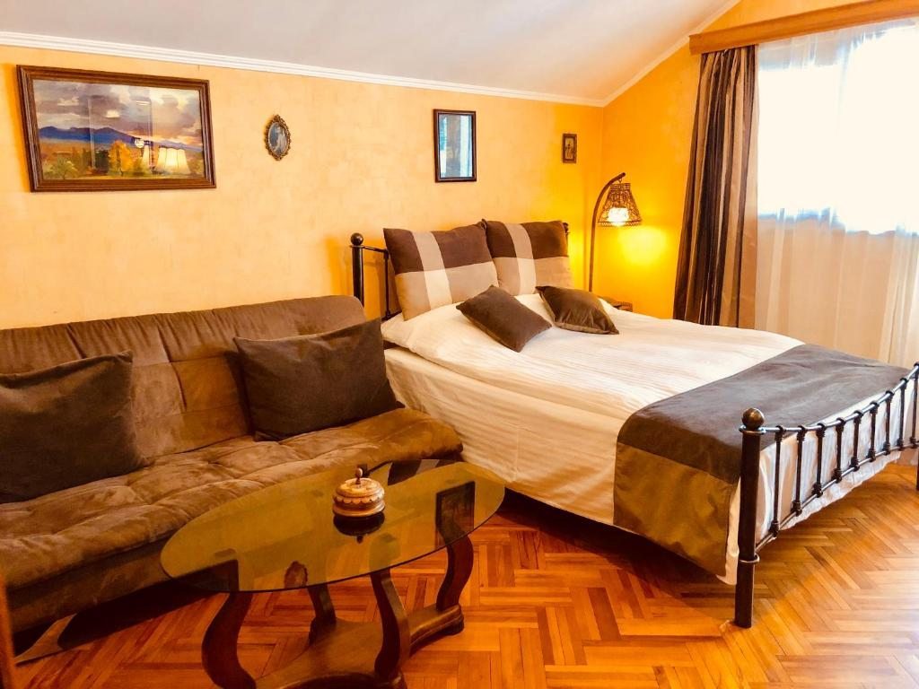 Двухместный (Двухместный номер с 1 кроватью и балконом) отеля British House, Тбилиси