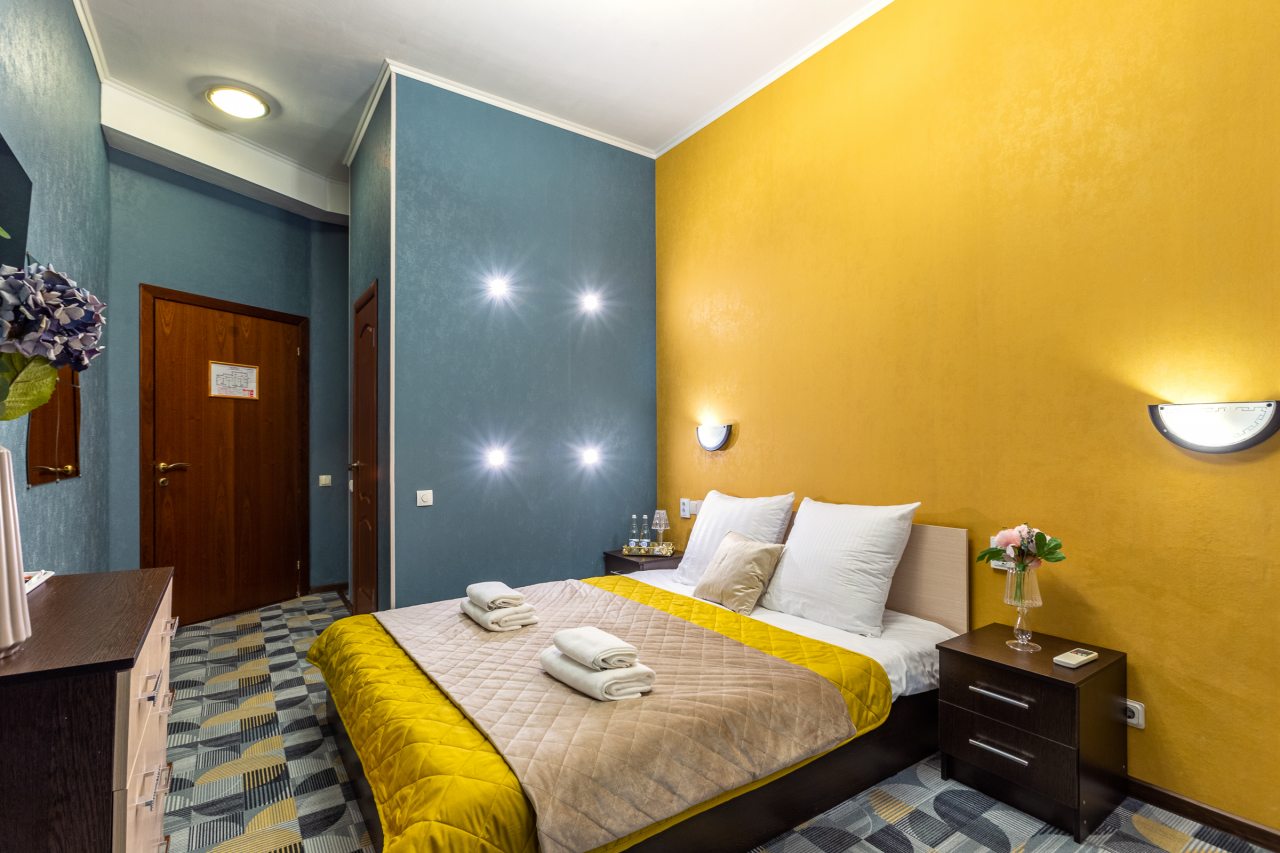 Двухместный (Номер категории Стандарт с двуспальной кроватью и удобствами) мини-отеля Моне, Санкт-Петербург