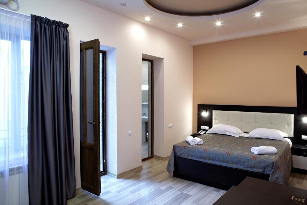 Двухместный (Двухместный номер с 1 кроватью и балконом) отеля Корал, Тбилиси