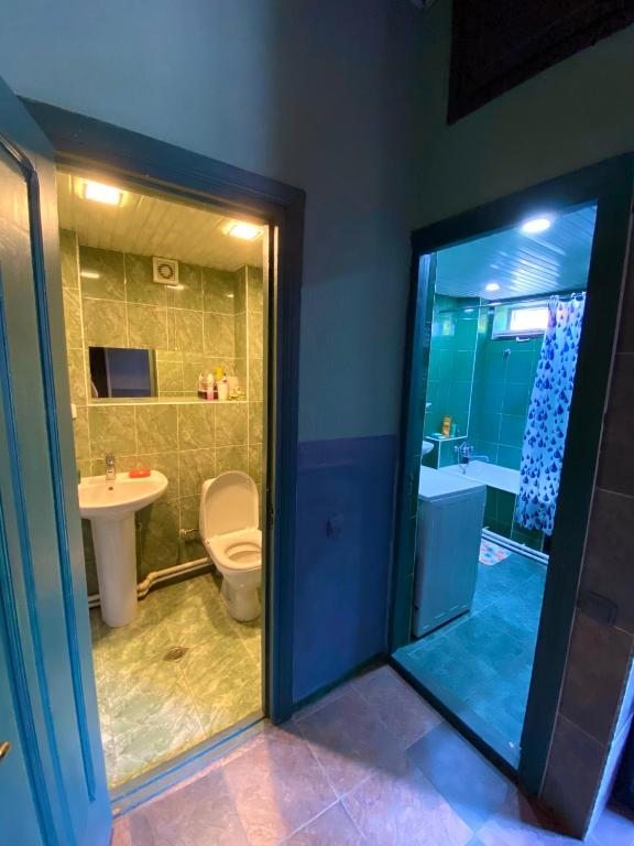 Двухместный (Двухместный номер с 2 отдельными кроватями и общей ванной комнатой) гостевого дома Corner, Тбилиси