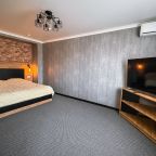 De Luxe (Де Люкс), Гостиница Олимп