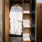 De Luxe (Де Люкс), Гостиница Олимп