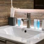 De Luxe (Де Люкс), Гостиница Олимп