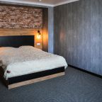 De Luxe (Де Люкс), Гостиница Олимп